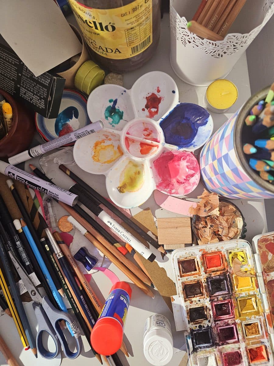 La mesa del taller con tintas, pinceles y herramientas