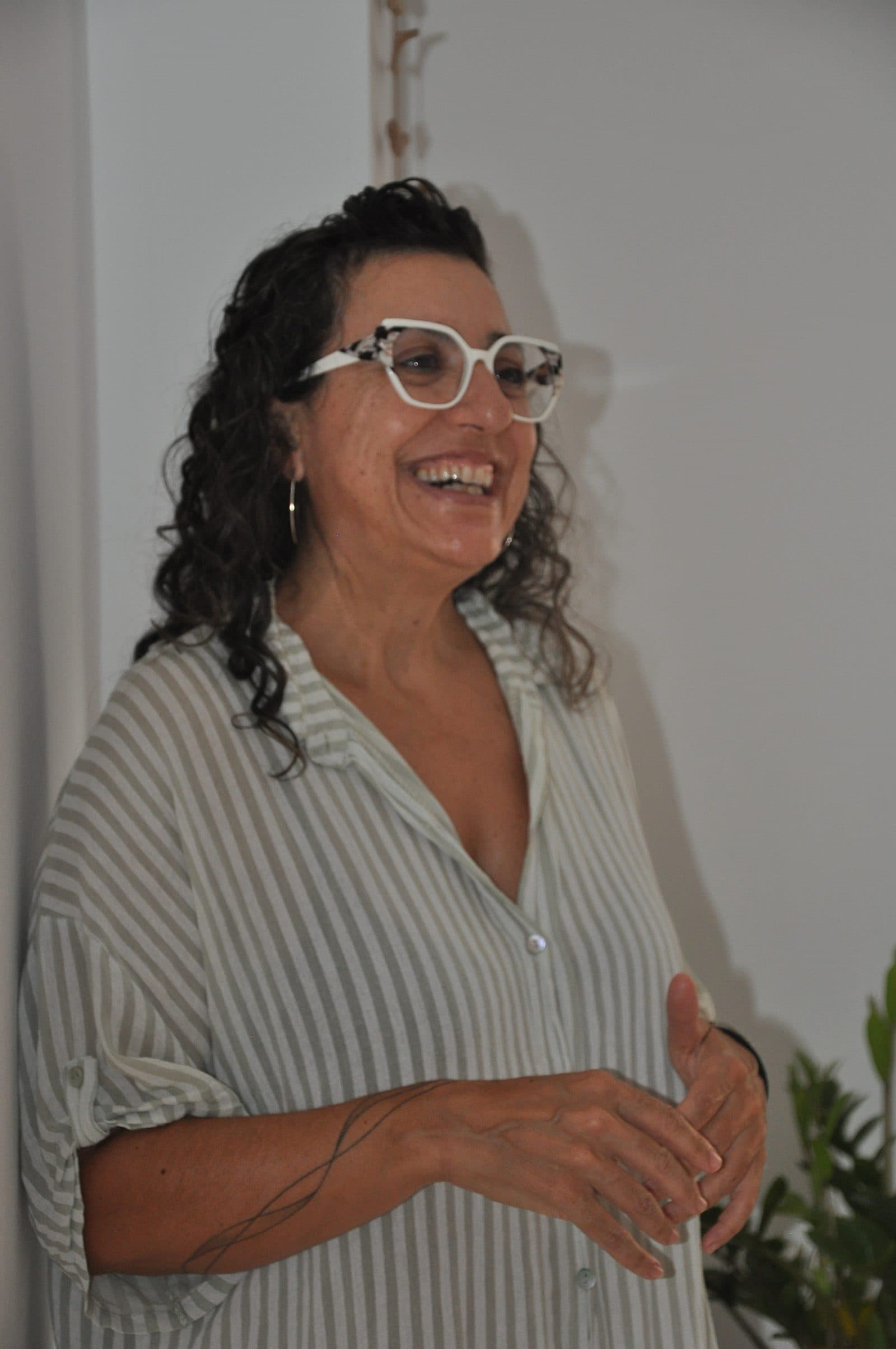 Maria Antònia dinamizando un taller, en plena conversación con el grupo